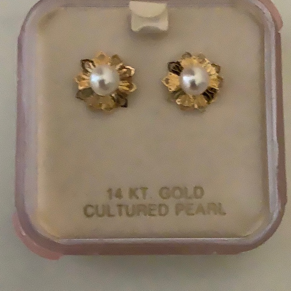 Cultured pearl earrings in 14k gold. Small but beautiful.